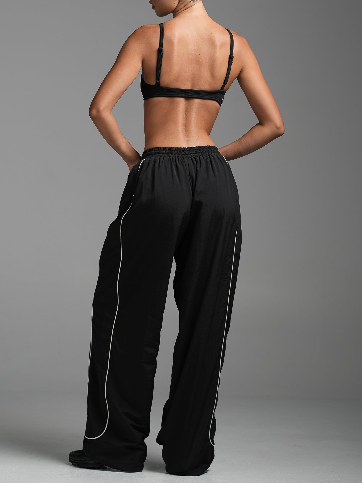 トップス neith. Gathered Track Pants(Black) Black Oversized Track Pants | SWT Active